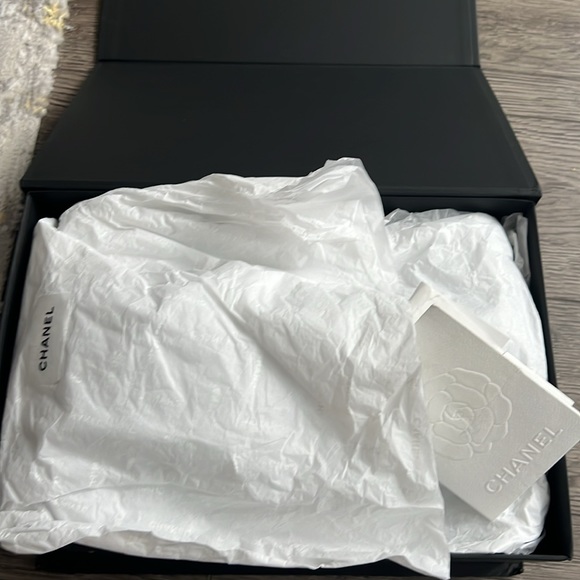 Chanel scarf and hat set - Picture 7 of 8